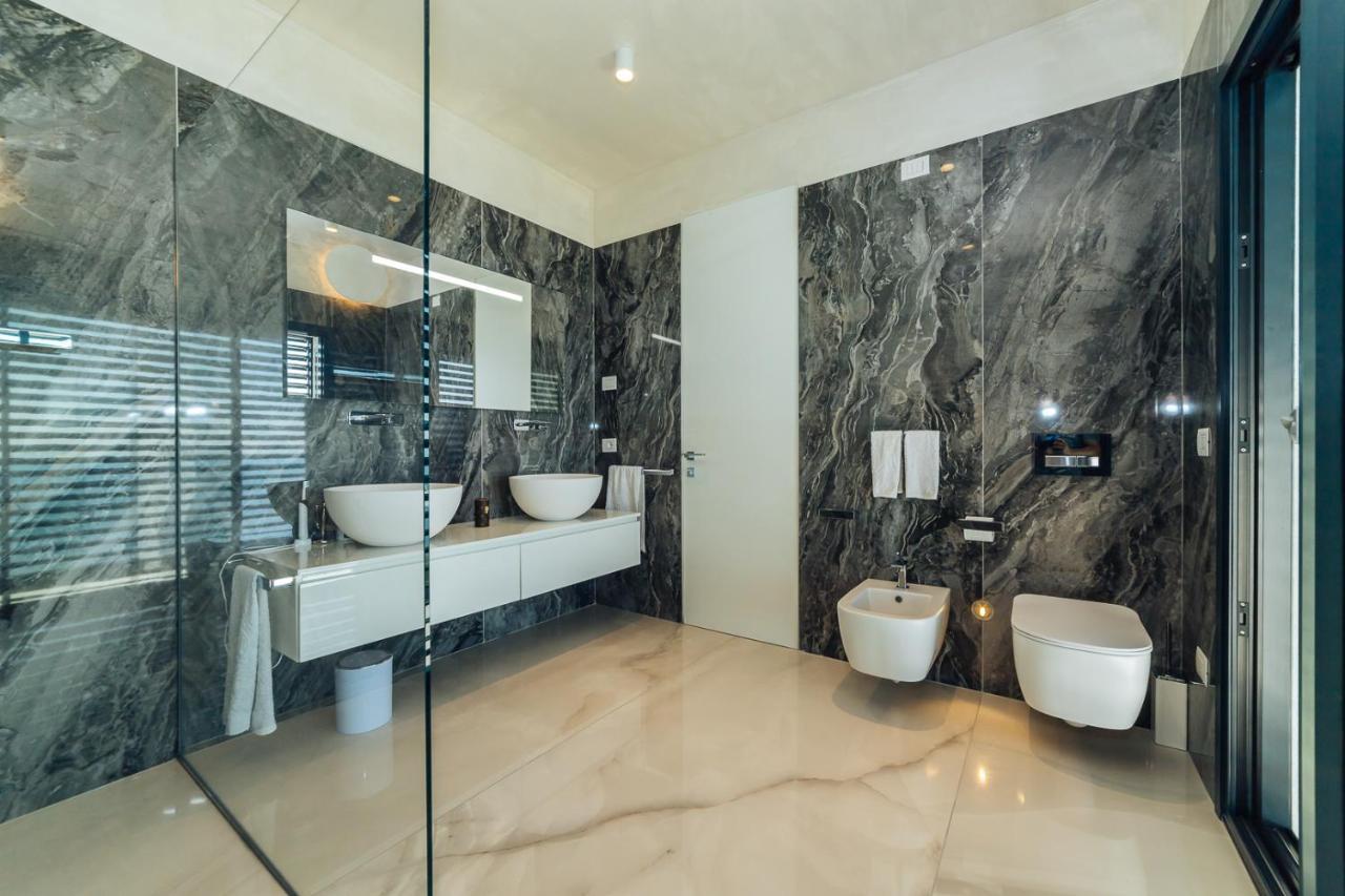 Villa Sabrina Riviera Dei Fiori A Picco Sul Mare Con Piscina Privata ,Wellness & Spa Imperia Exteriör bild
